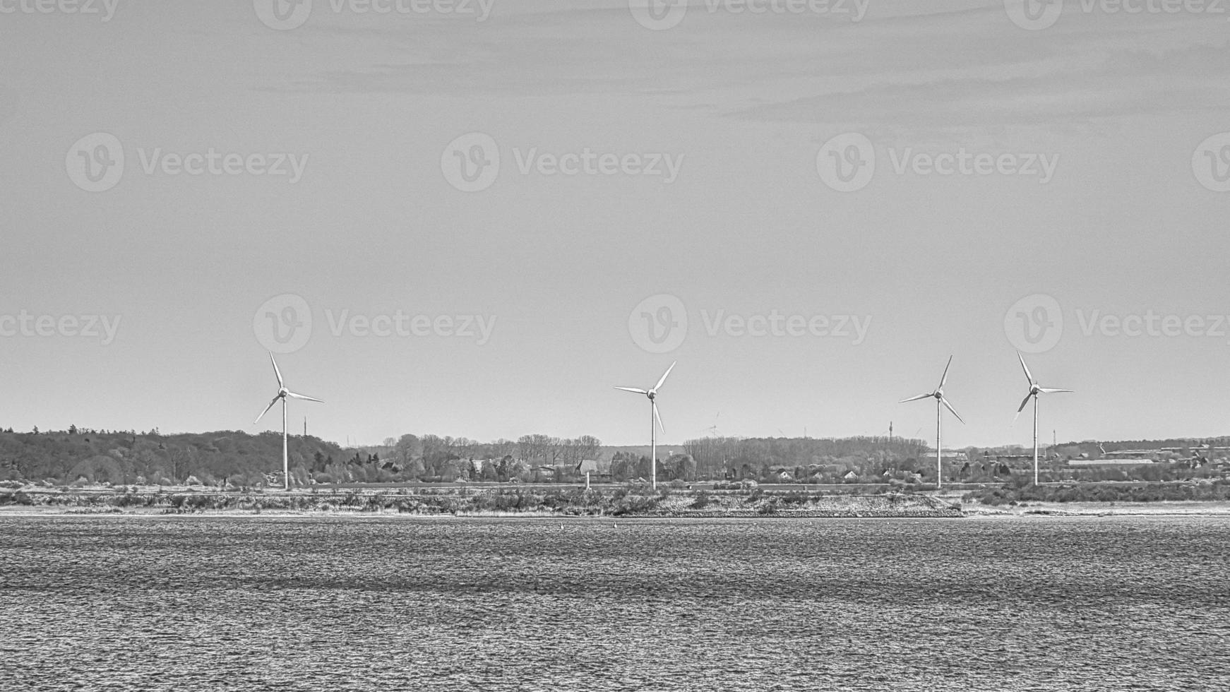 turbina eólica offshore em preto e branco. energia verde do futuro. fonte de energia renovável foto