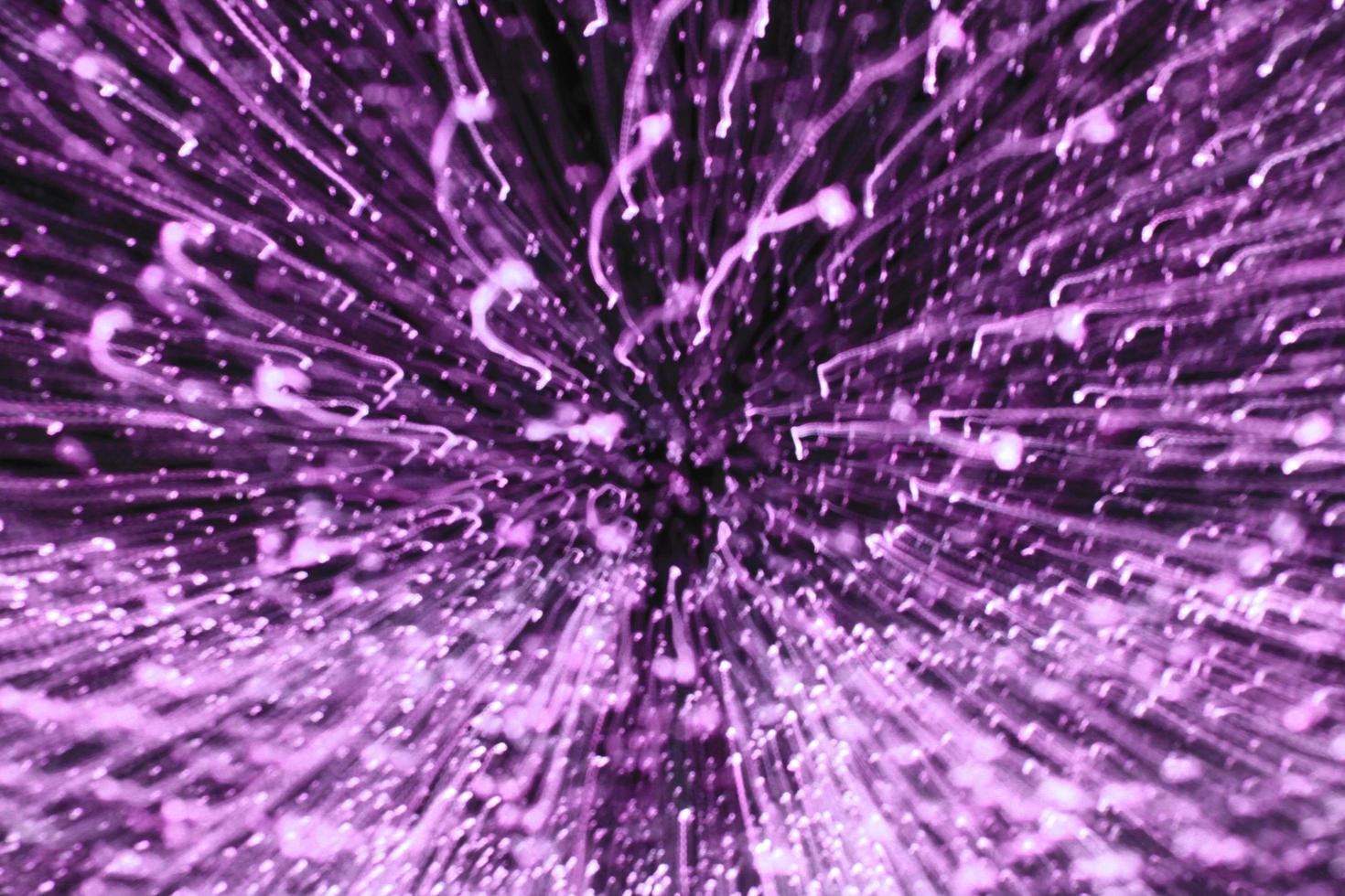 fundo claro roxo ou violeta turva. arte abstrata do papel de parede de desfoque de iluminação no festival. técnica de desfocagem, zoom e desfocagem. foto