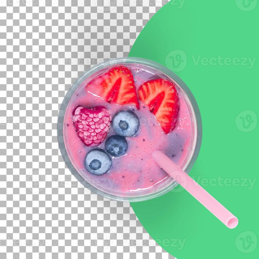 close-up vista suco de frutas com morango e palha rosa. foto