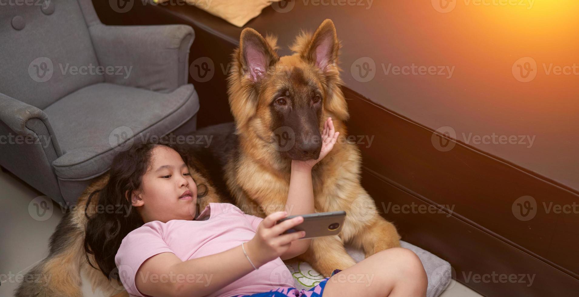 criança com cachorro de estimação foto