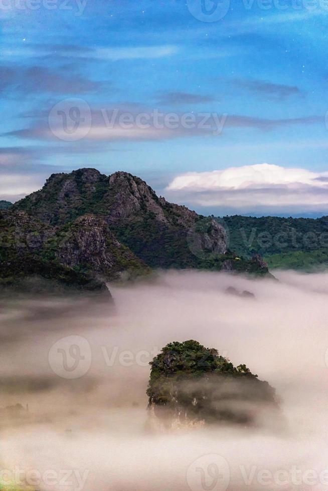 paisagem de névoa noturna com montanha. foto