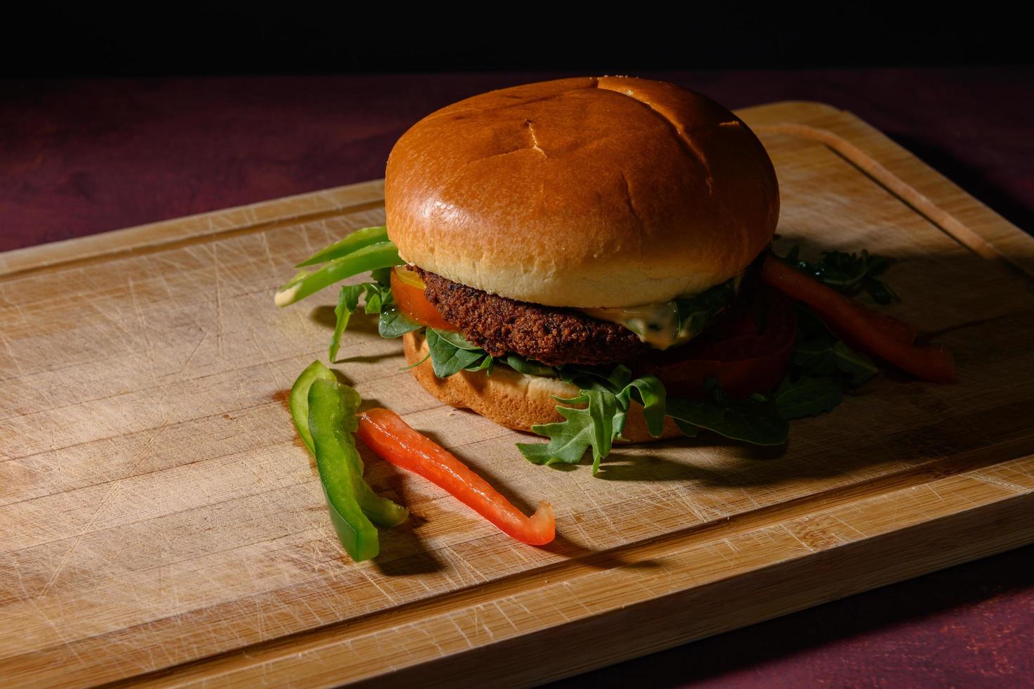 hambúrguer de falafel vegetariano fresco e delicioso foto