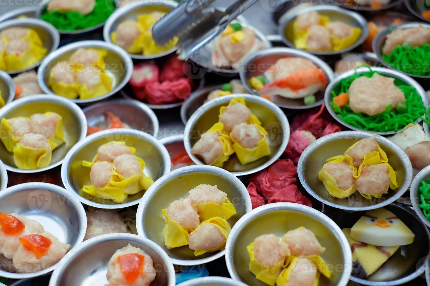 dim sum de comida chinesa no fundo da bandeja do busket de autoatendimento. tradição dimsum é comida local em songkhla, ao sul da tailândia. foto