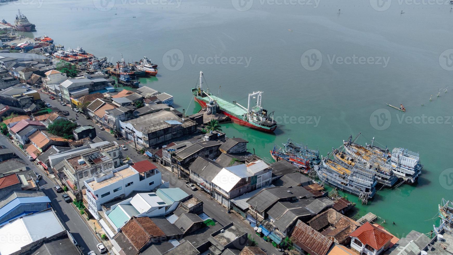 vista aérea da doca de pescadores que tem muitos navios ancorados para transporte de frutos do mar e suprimentos na ilha de songkhla, tailândia foto