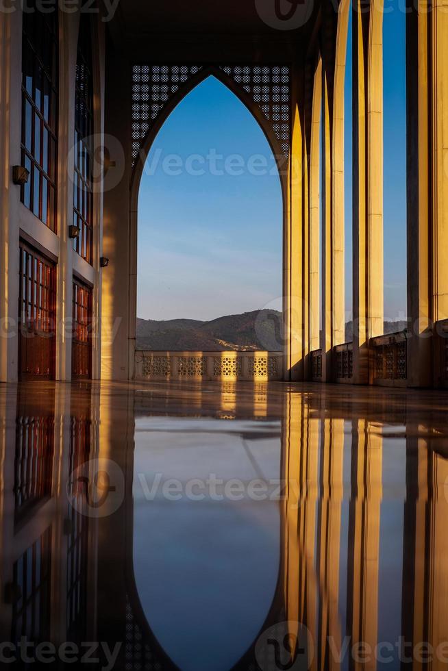 área da mesquita central na província de songkhla, sul da tailândia. foto reflexo da sombra pelo piso polido