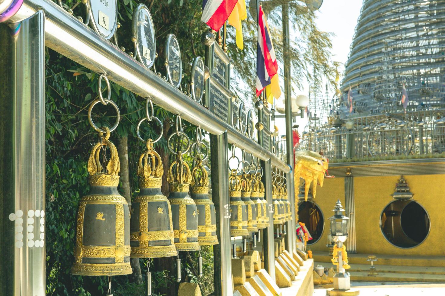 phra maha that chedi triphop tri mongkhon, hat yai, tailândia - fevereiro de 2022 - atmosfera dentro de atrações turísticas religiosas em maha chedi tripob trimongkol com grande pagode de aço inoxidável. foto