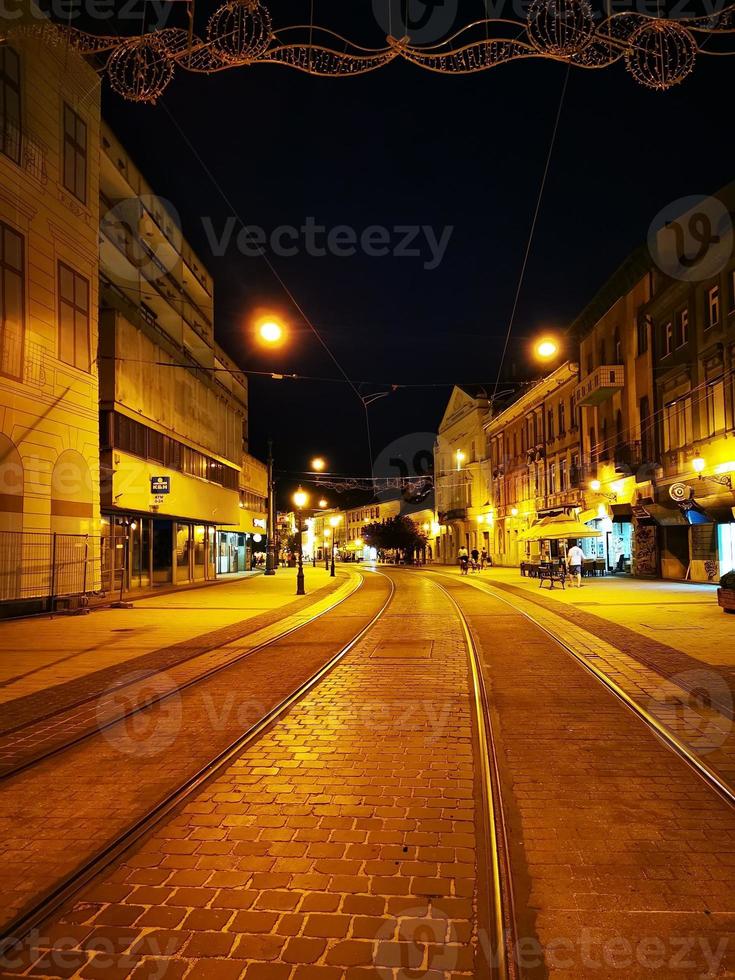 um trem nos trilhos à noite foto