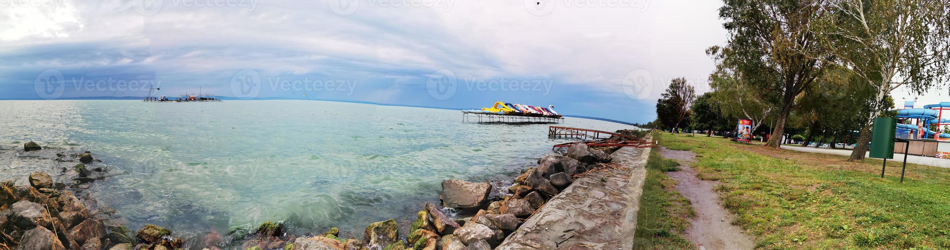 vista panorâmica da margem do lago balaton em siofok foto