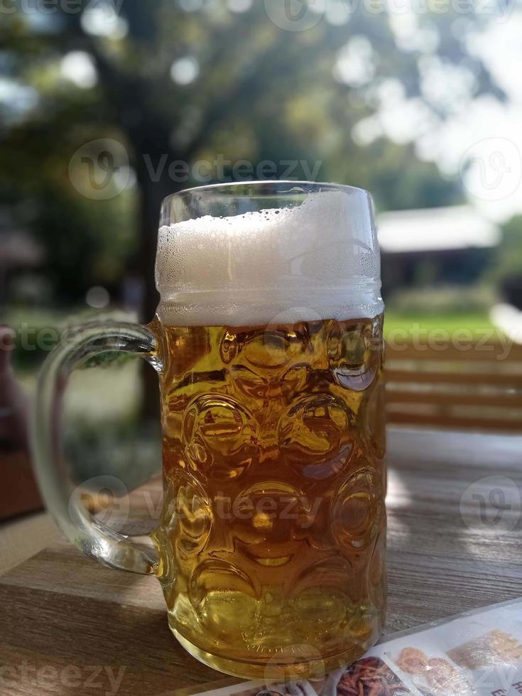 uma caneca de cerveja na barragem careca em budapeste na primeira semana de setembro foto