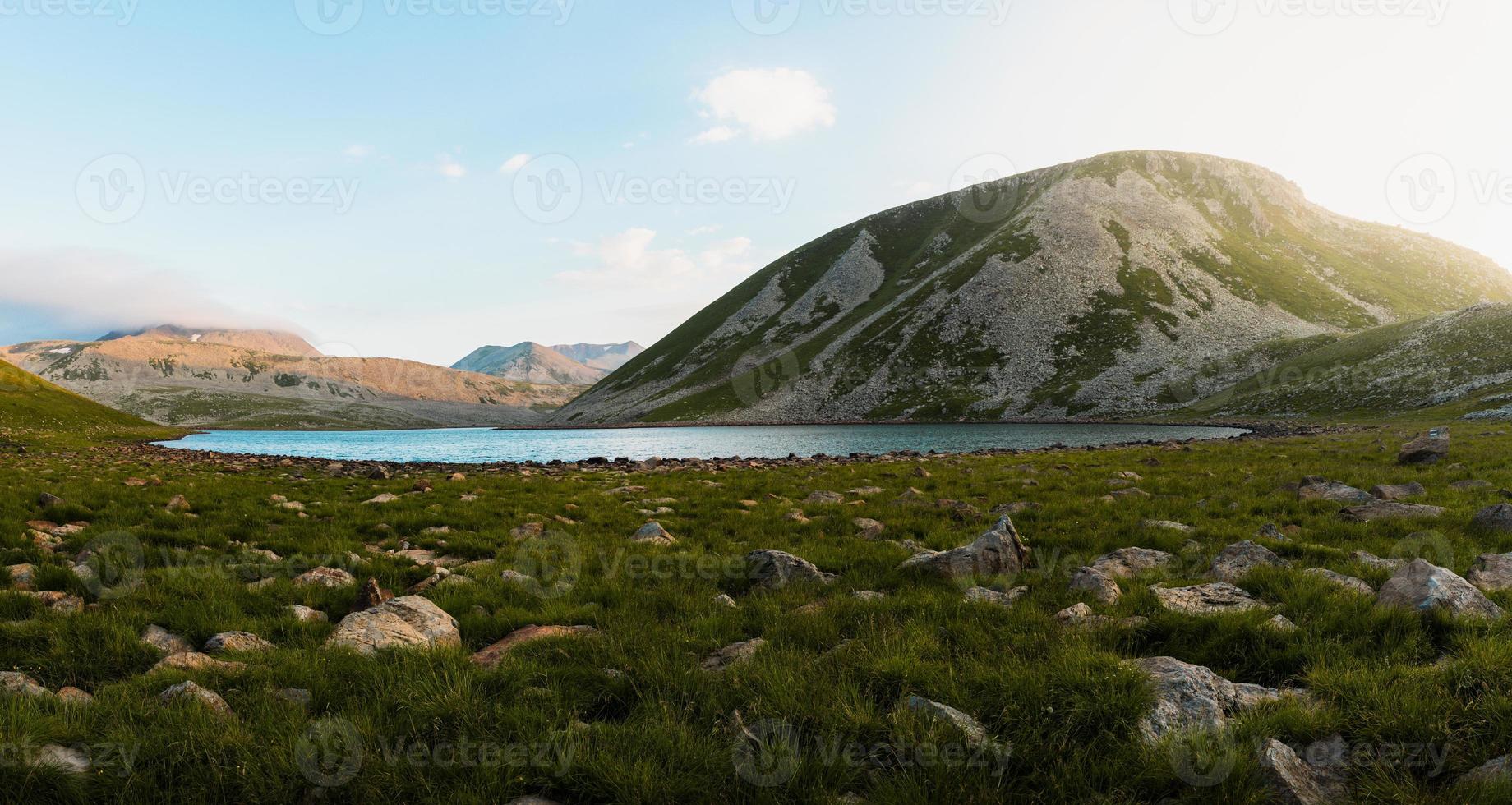 Lago com vista panorâmica ampla no Cáucaso, Ásia foto