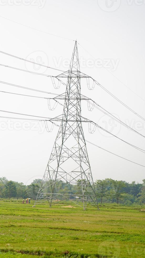 torre de luz na fazenda foto