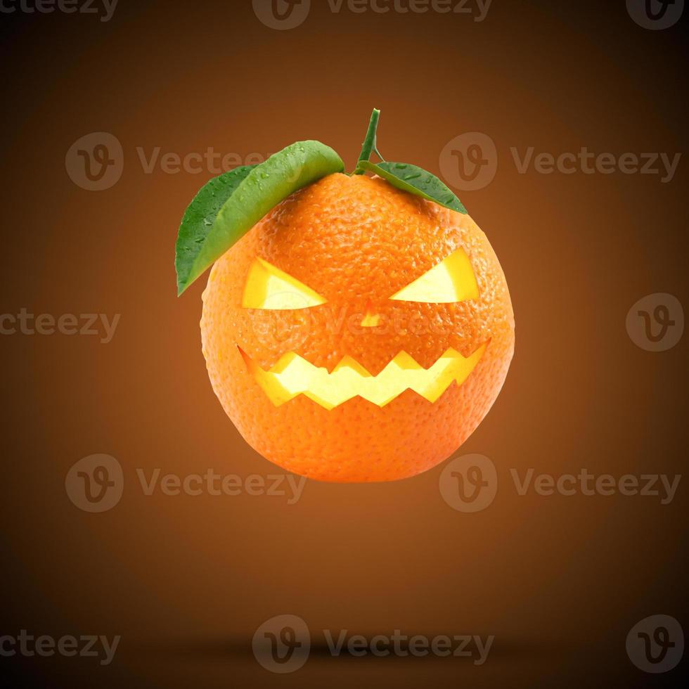 laranja fresca como uma cabeça de abóboras voando em fundo laranja pastel. conceito criativo de férias feliz dia das bruxas. cartão de felicitações de festa de halloween. conceito de temporada mínima. foto