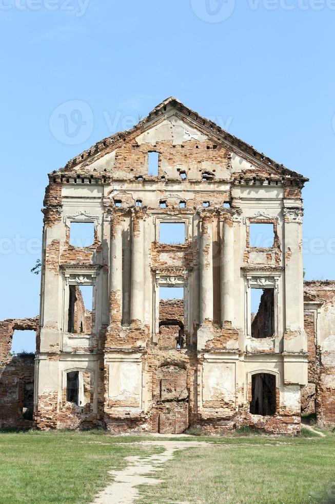 as ruínas de um antigo castelo foto