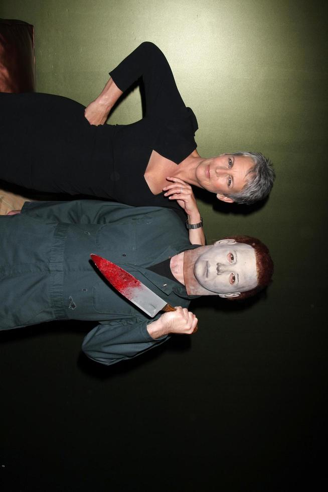 los angeles, 30 de outubro - jamie lee curtis e michael myers convidado fantasiado na fundação scare halloween lançamento beneficente no conga room, la live em 30 de outubro de 2011 em los angeles, ca foto