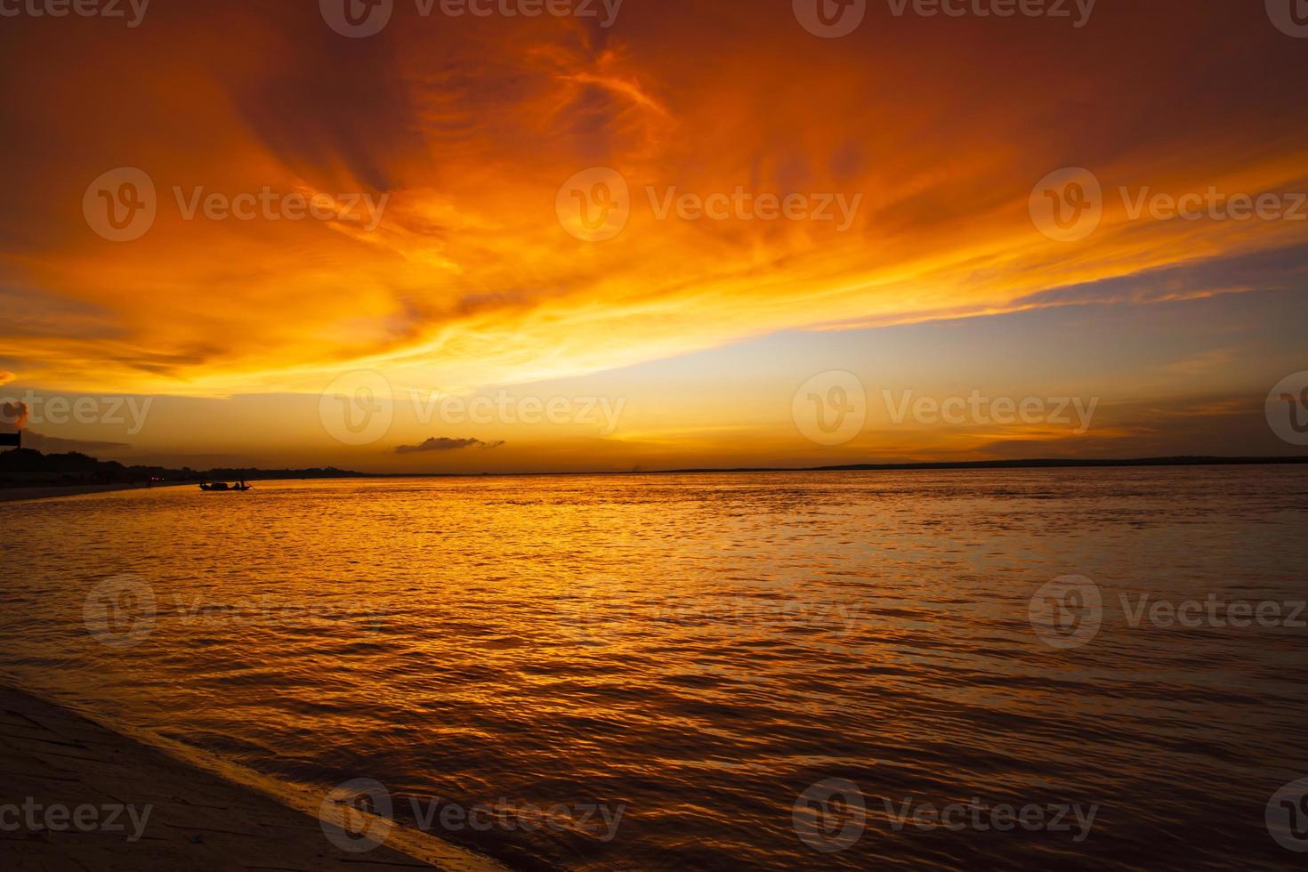 bela vista panorâmica do mar contra o céu laranja foto