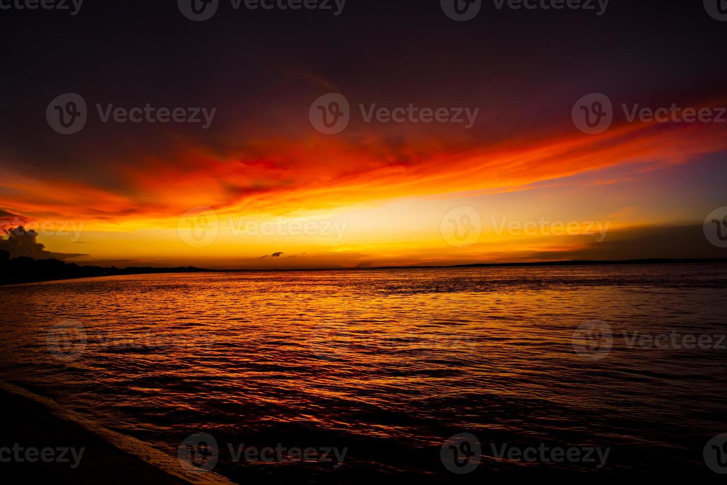 bela vista panorâmica do mar contra o céu laranja foto