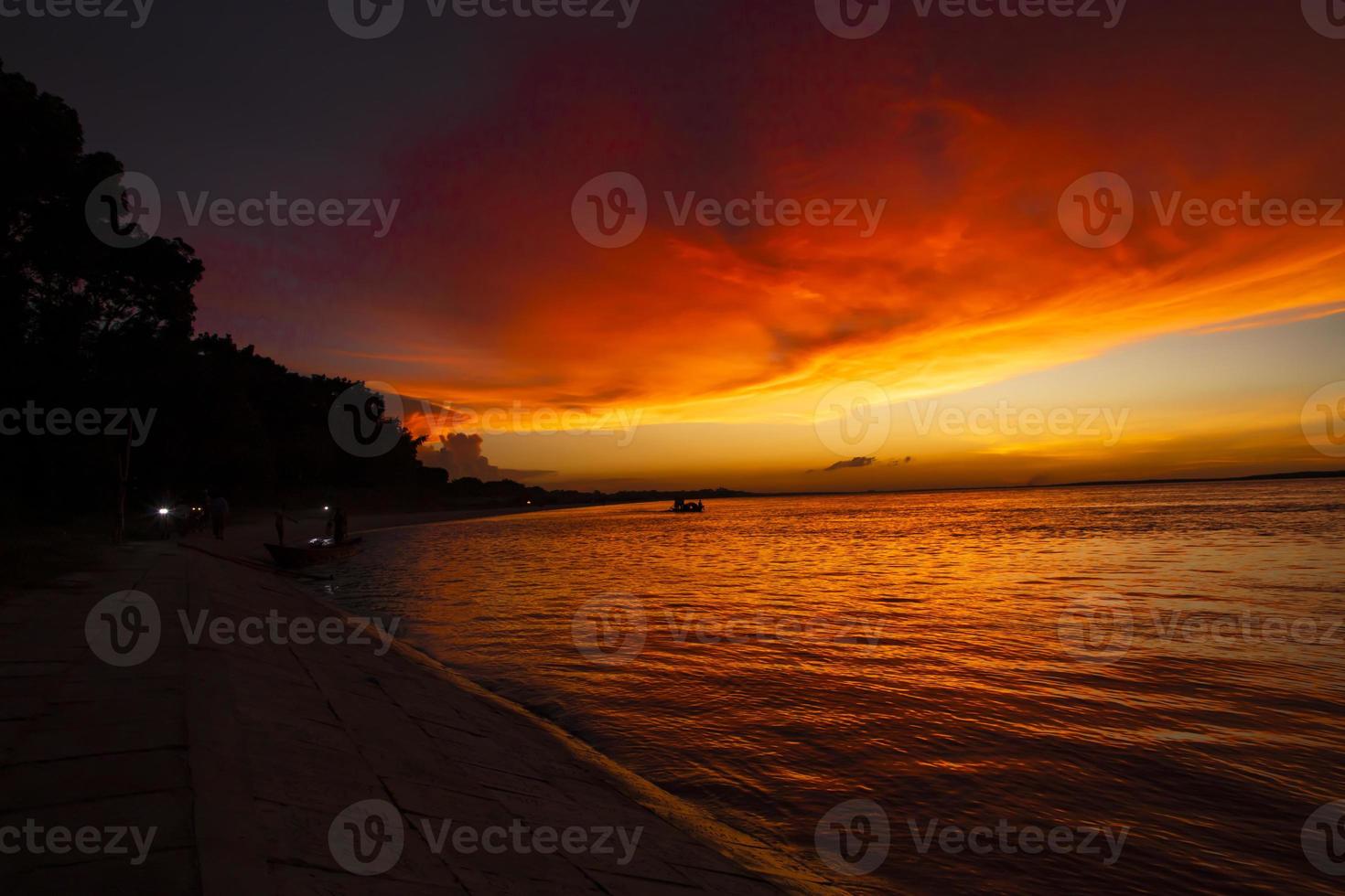 bela vista panorâmica do mar contra o céu laranja foto