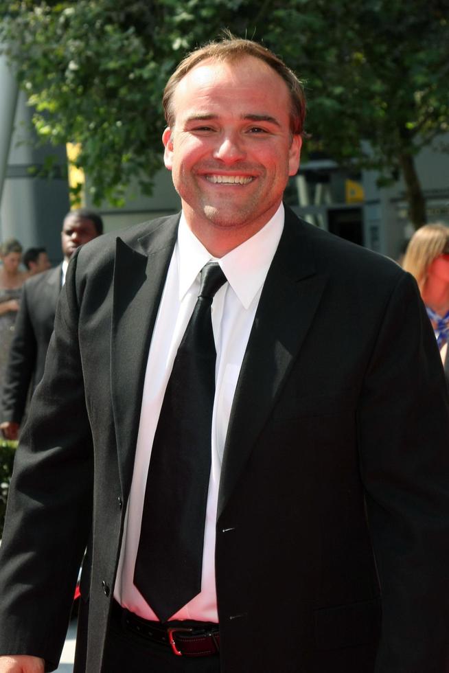 los angeles, 10 de setembro - david deluise chegando ao criativo primetime emmy awards chegadas no nokia theatre em 10 de setembro de 2011 em los angeles, ca foto