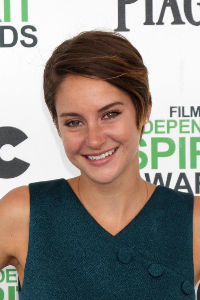 los angeles, 1 de março - shailene woodley no filme independente spirit awards na tenda na praia em 1 de março de 2014 em santa monica, ca foto