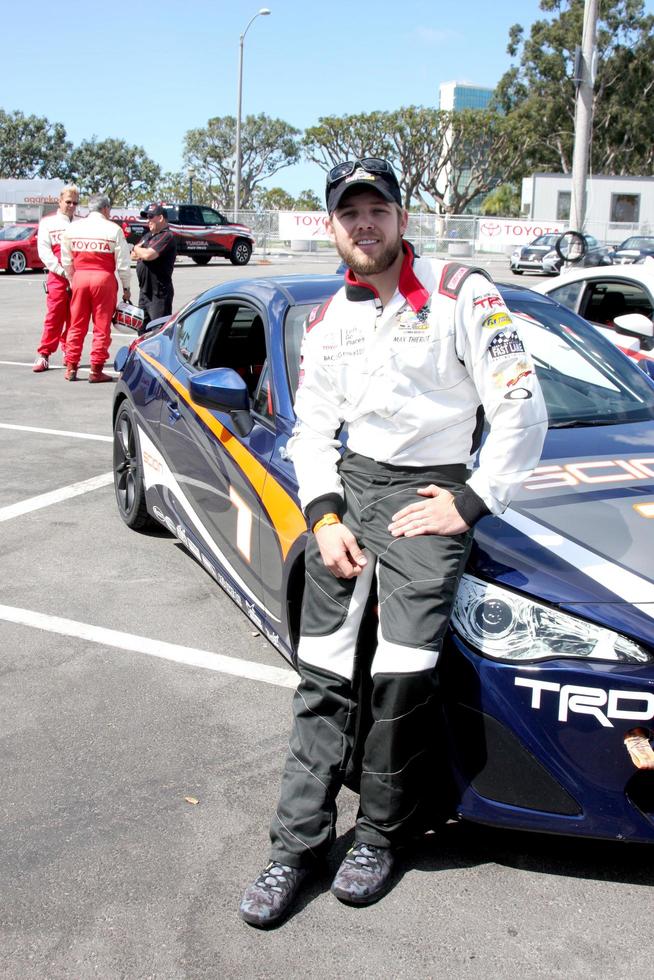 los angeles, 1 de abril - max thieriot no toyota grand prix de long beach pro celebridade race dia da imprensa na pista de long beach grand prix em 1 de abril de 2014 em long beach, ca foto