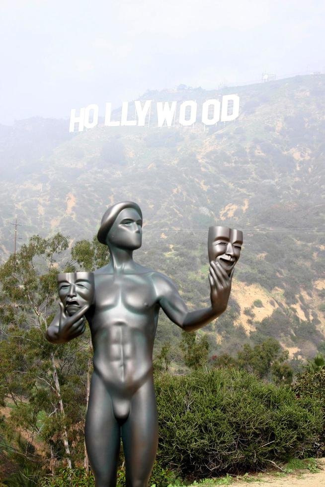 los angeles, 20 de janeiro - ator da guilda do ator de tela, hollywood sign in fog no ag awards ator visita o letreiro de hollywood em hollywood hills em 20 de janeiro de 2015 em los angeles, ca foto