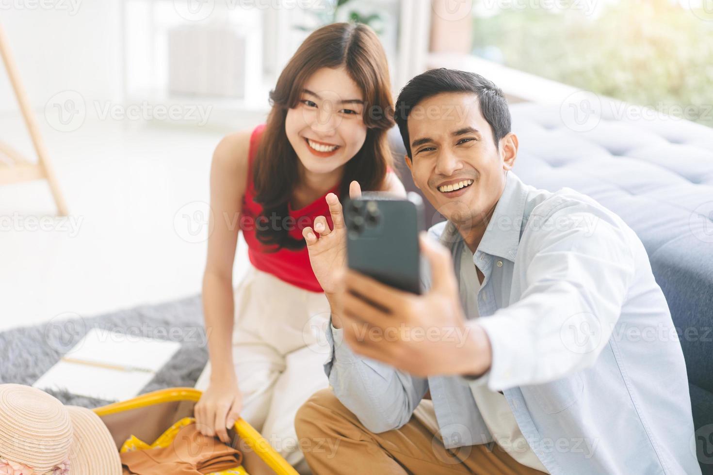 jovem adulto casal do sudeste asiático selfie juntos para carregar as mídias sociais da internet antes da viagem foto