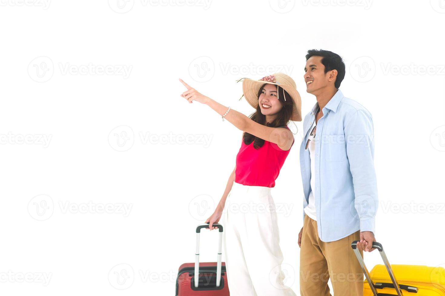 casal de viagem asiático adulto jovem com bagagem em fundo branco isolado foto