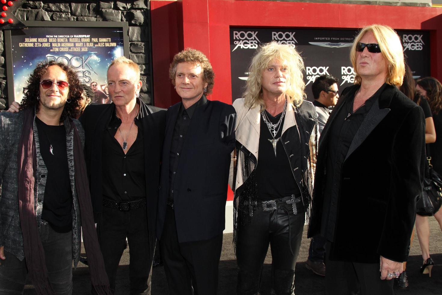 los angeles, 8 de junho - def leppard chegando na estreia mundial do rock of age no teatro chinês graumans em 8 de junho de 2012 em los angeles, ca foto