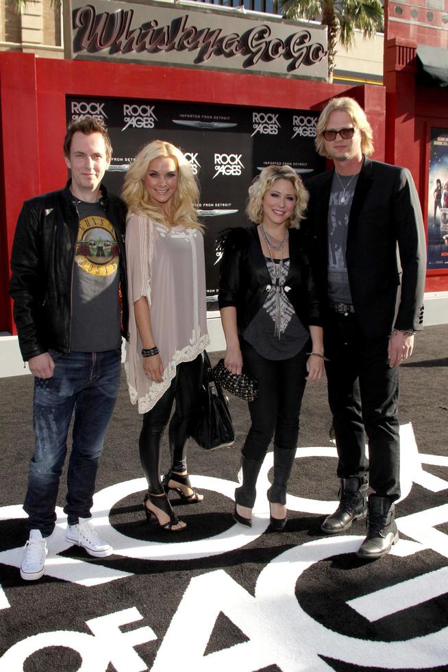 los angeles, 8 de junho - convidados chegando na estreia mundial de rock of ages no teatro chinês graumans em 8 de junho de 2012 em los angeles, ca foto