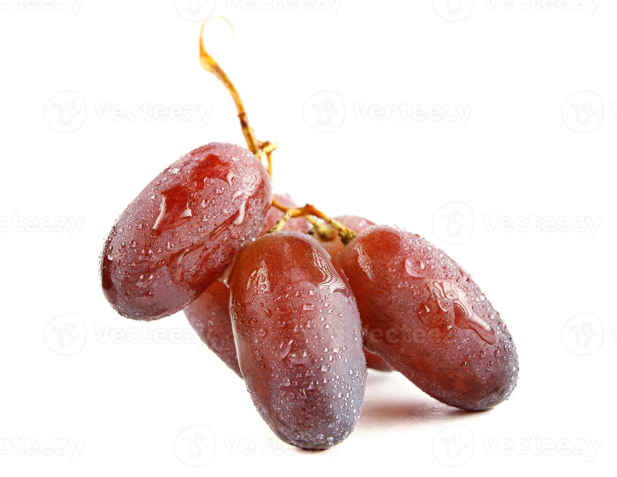 uvas suculentas vermelhas são isoladas em um fundo branco. foto