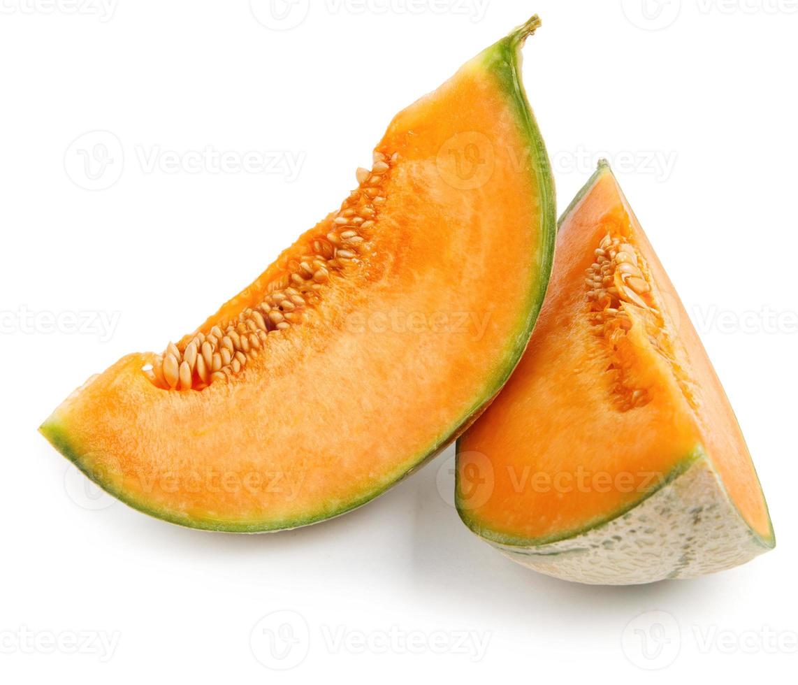 dois pedaços de melão são isolados em um fundo branco. melão cantalupo. foto