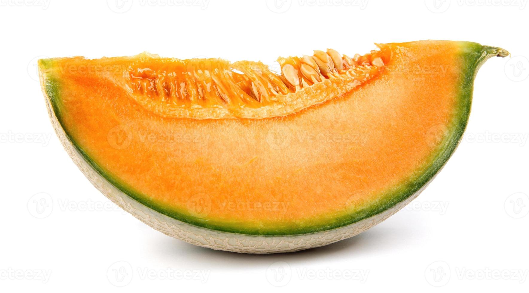 um pedaço de melão cantalupo é isolado em um fundo branco. foto