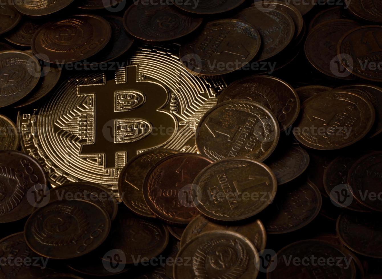 bitcoin está meio cheio de moedas antigas. bitcoin é visível sob os copeques. foto