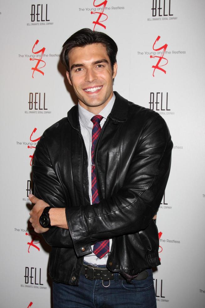 los angeles, 16 de março - peter porte chega à festa de 39 anos jovem e inquieta organizada pela família bell no palihouse em 16 de março de 2012 em west hollywood, ca foto