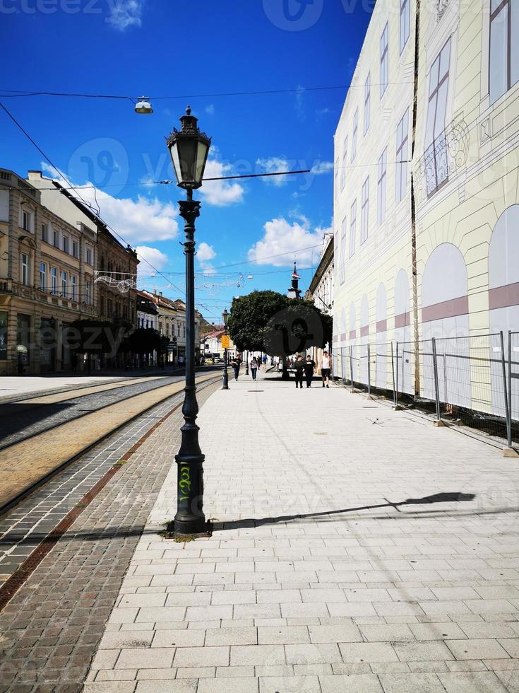 vista de rua do centro de miskolc com trilho de bonde foto