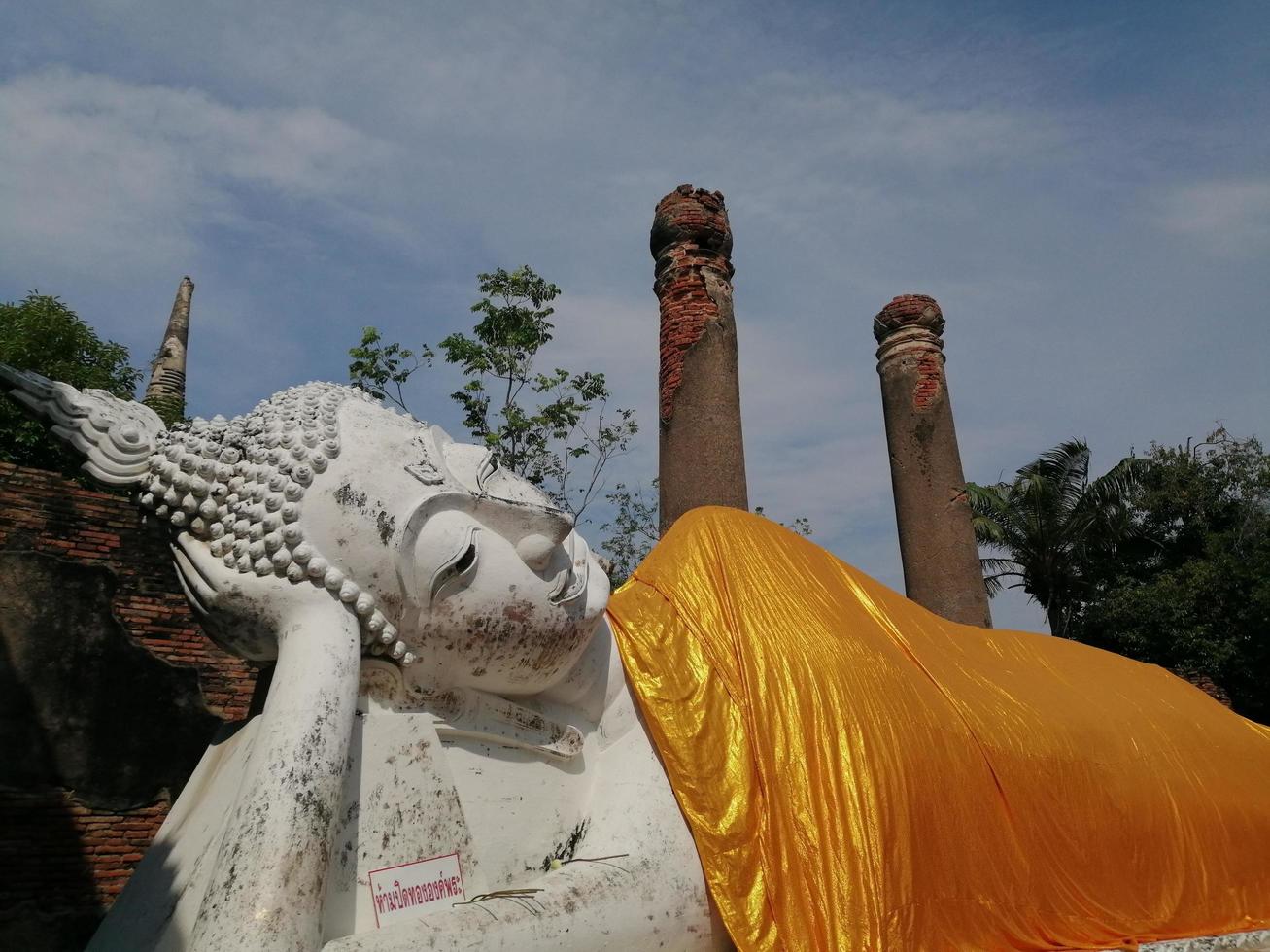 buda cor de ouro templo tailandês coisas sagradas crença foto