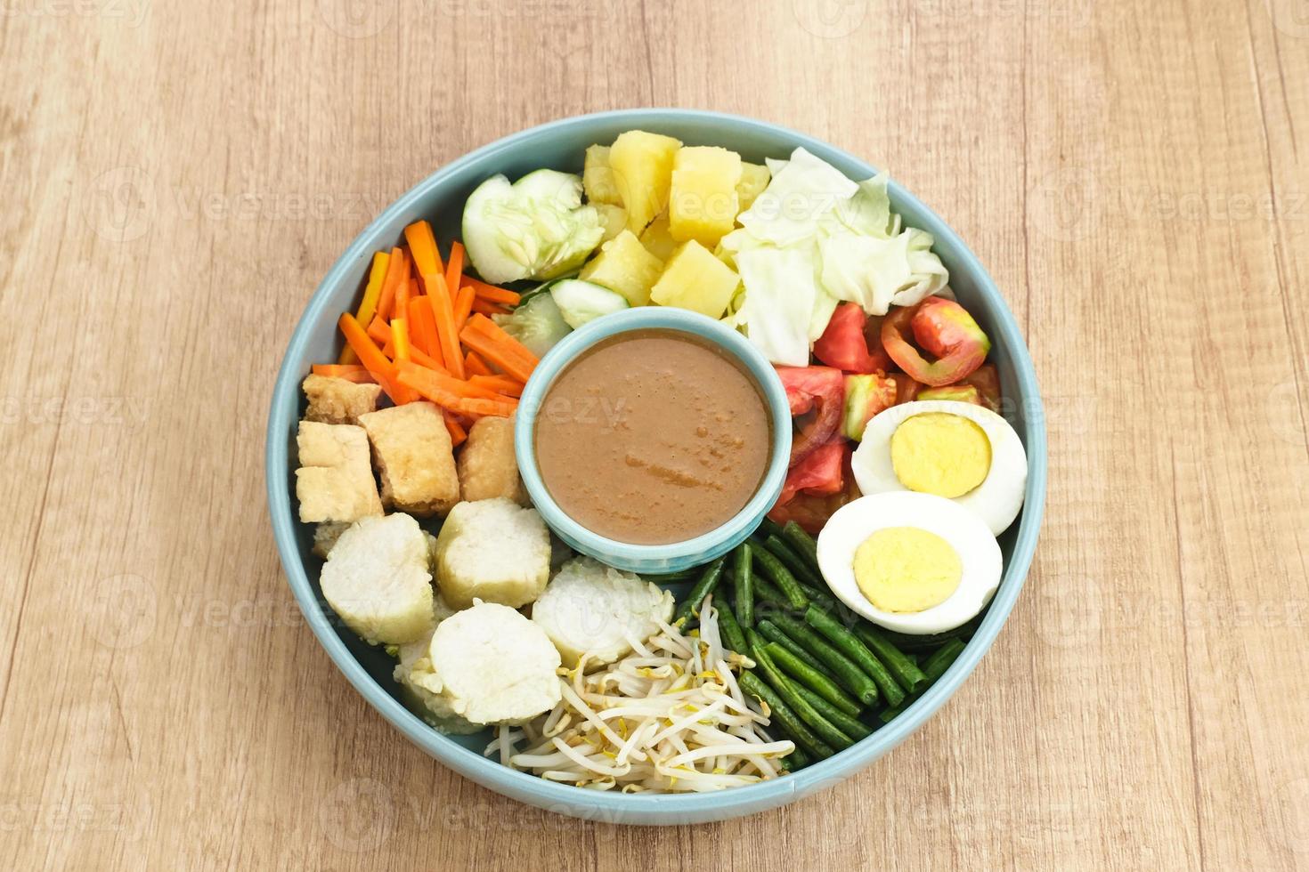 gado gado, salada de legumes tradicional indonésia com molho de amendoim, bolo de arroz, tofu e ovo foto