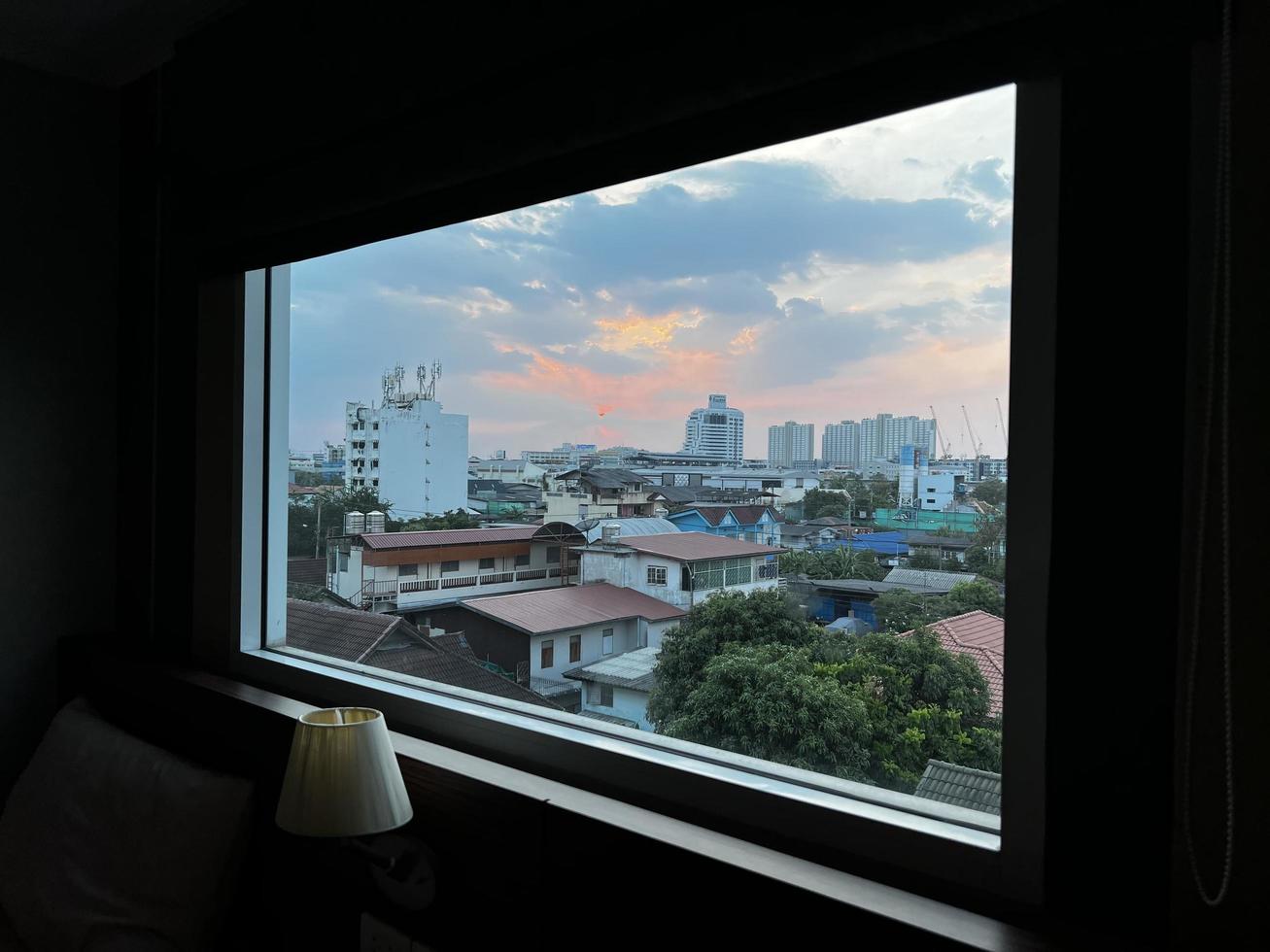 vista da janela do prédio da cidade foto