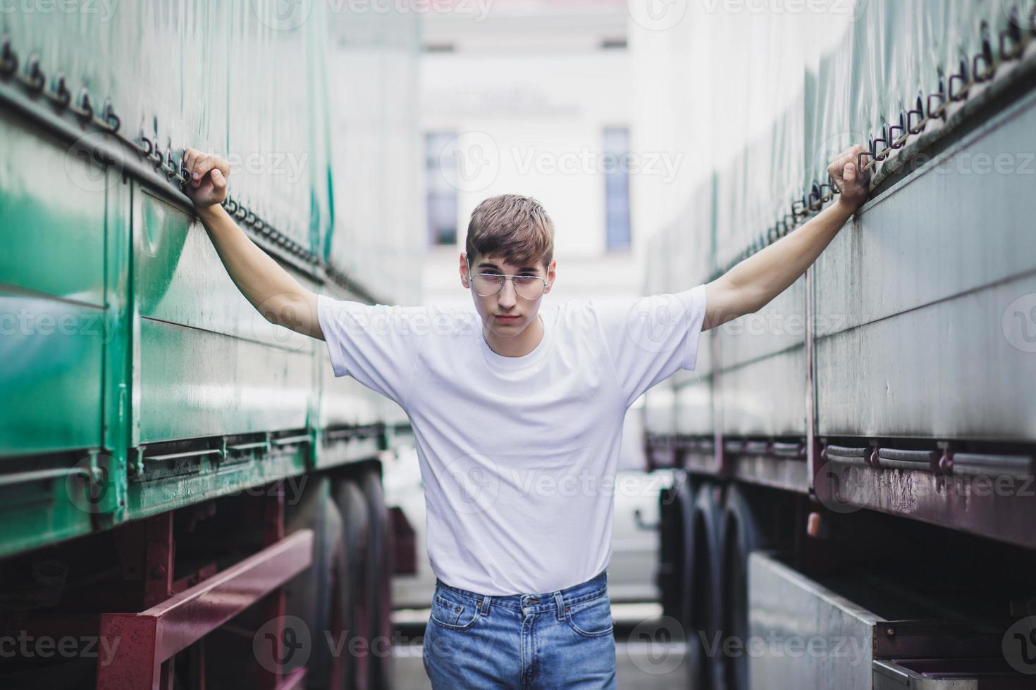 cara legal em camiseta branca vazia foto