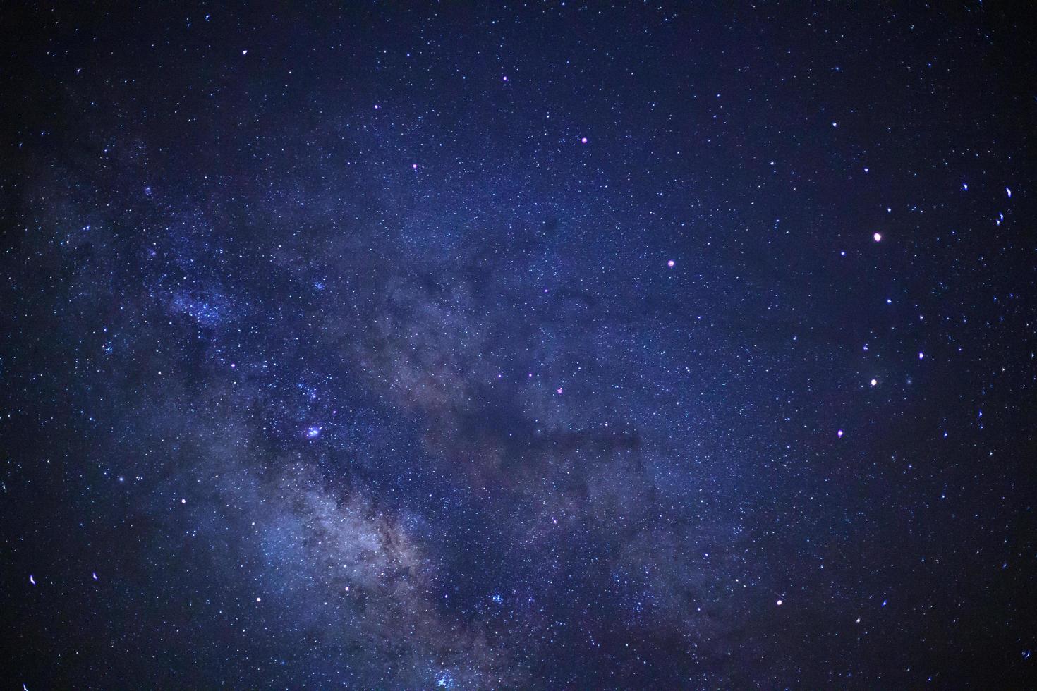 céu noturno estrelado, galáxia da via láctea com estrelas e poeira espacial no universo, fotografia de longa exposição, com grãos. foto