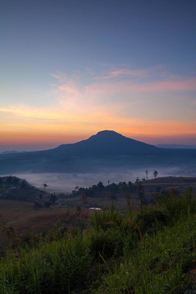 amanhecer enevoado no ponto de vista de khao takhian ngo em khao-kho phetchabun, tailândia foto