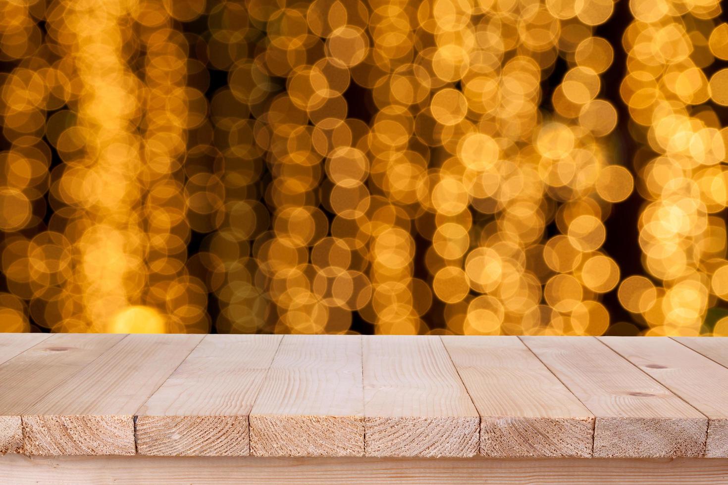 tampo de mesa de madeira marrom em fundo laranja abstrato bokeh - pode ser usado para montagem ou exibir seus produtos foto