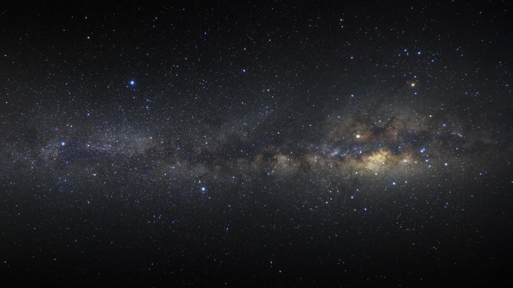 panorama Via Láctea com estrelas e poeira espacial no universo, fotografia de longa exposição, com grãos. foto