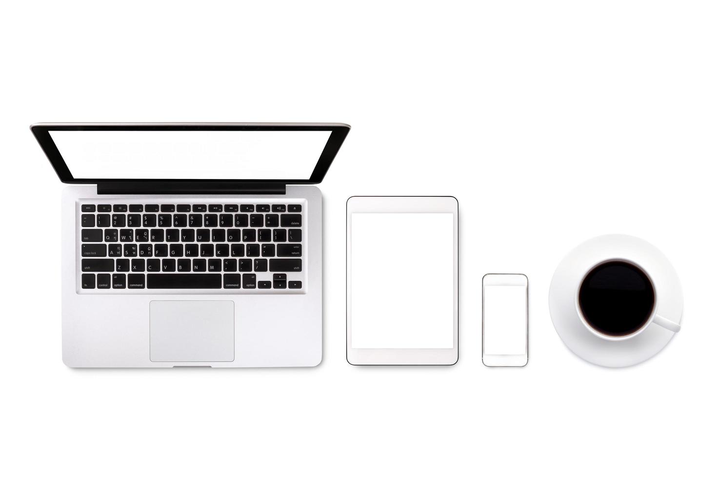 laptop tablet smartphone e café em fundo branco com espaço de texto e espaço de cópia foto