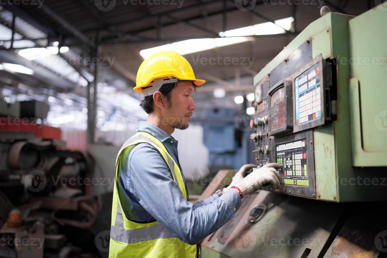 retrato de um trabalhador profissional engenheiro da indústria pesada vestindo uniforme, óculos e capacete em uma fábrica de aço. especialista industrial permanente em instalações de construção metálica. foto