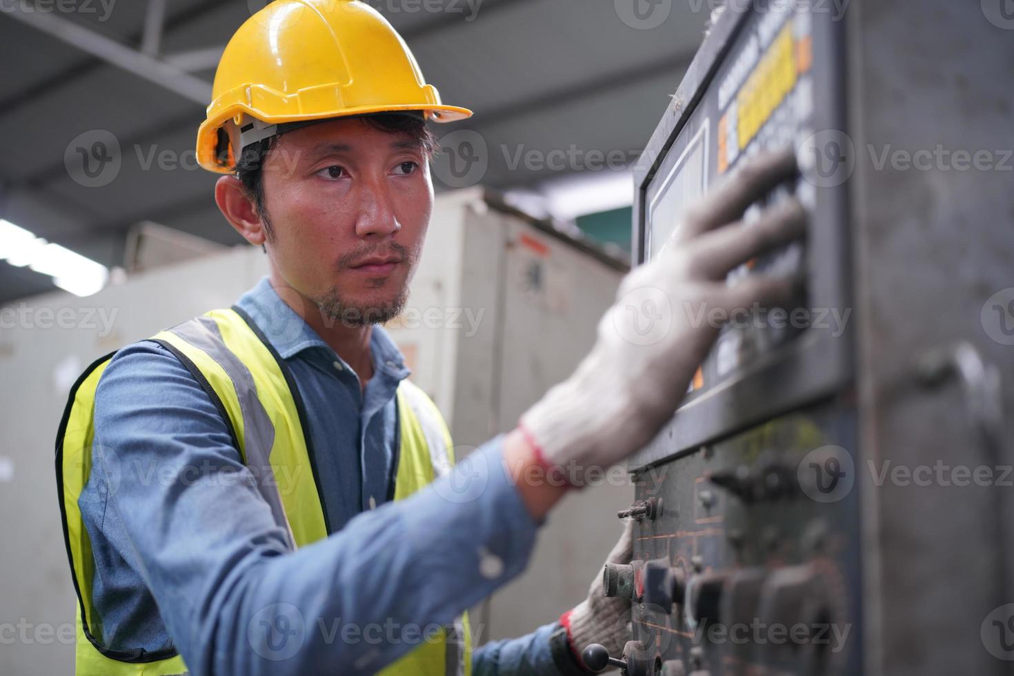 retrato de um trabalhador profissional engenheiro da indústria pesada vestindo uniforme, óculos e capacete em uma fábrica de aço. especialista industrial permanente em instalações de construção metálica. foto