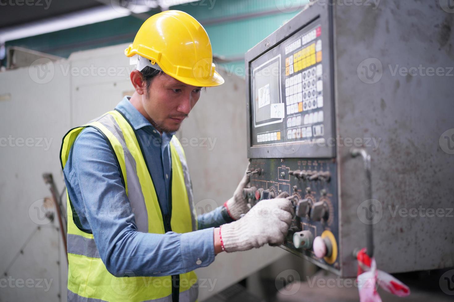 retrato de um trabalhador profissional engenheiro da indústria pesada vestindo uniforme, óculos e capacete em uma fábrica de aço. especialista industrial permanente em instalações de construção metálica. foto