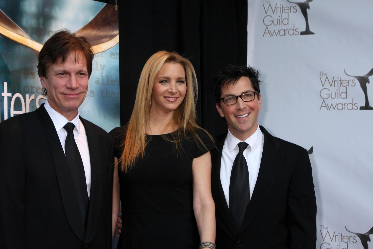 los angeles, 19 de fevereiro - lisa kudrow chega ao 2012 writers guild awards no hollywood palladium em 19 de fevereiro de 2012 em los angeles, ca foto