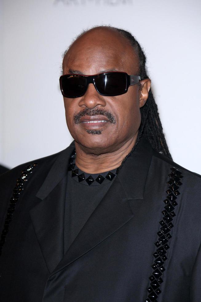 los angeles, 5 de novembro - stevie wonder chega à gala lacma art film no la county museum of art em 5 de novembro de 2011 em los angeles, ca foto