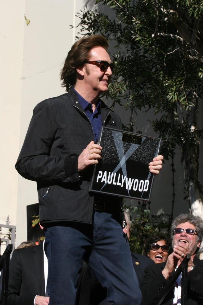 los angeles, 9 de fevereiro - paul mccartney na cerimônia da calçada da fama de hollywood para paul mccartney na construção de registros da capital em 9 de fevereiro de 2012 em los angeles, ca foto